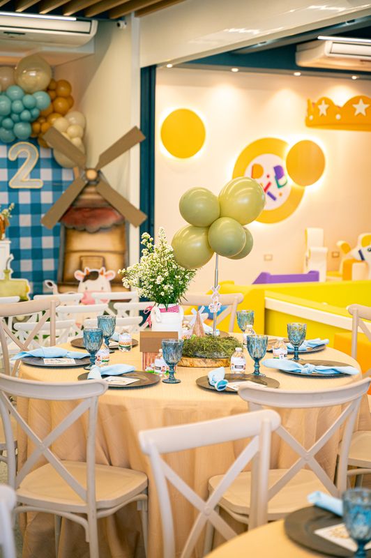 Centro de mesa con globos verdes y el número 2