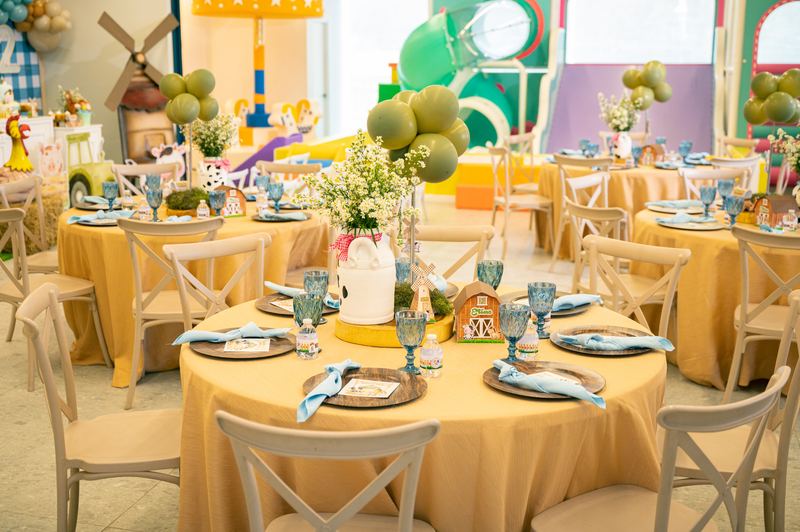 Mesas decoradas con flores y globos