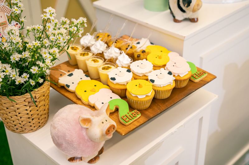 Cupcakes y galletas decoradas con animales de granja