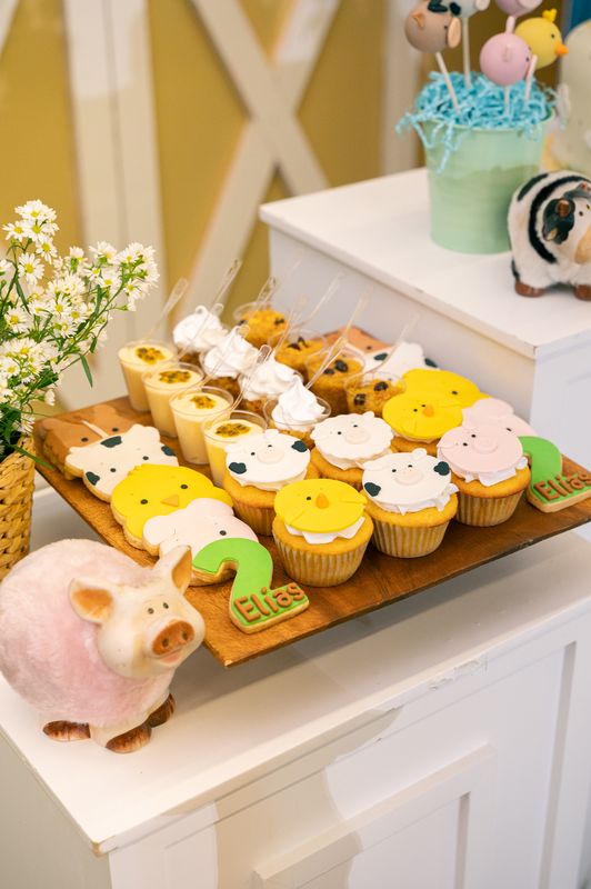 Cupcakes en bandeja junto a un cerdito