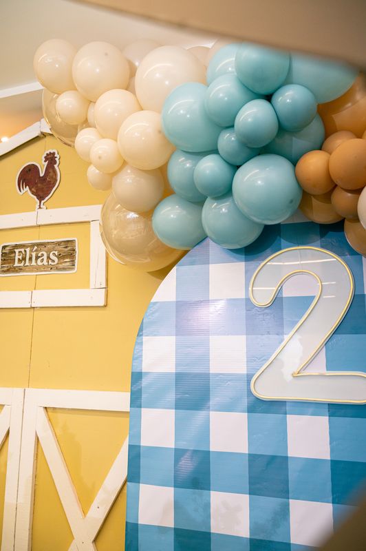 Detalle de globos y el número 2 en cuadros azules