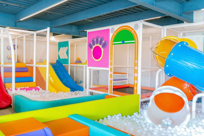 El parque del primer nivel: toboganes, piscina de pelotas y el tubo tobogán